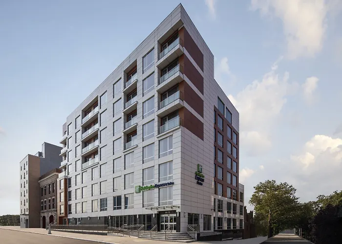 Holiday Inn Express & Suites Woodside Laguardia Airport New York