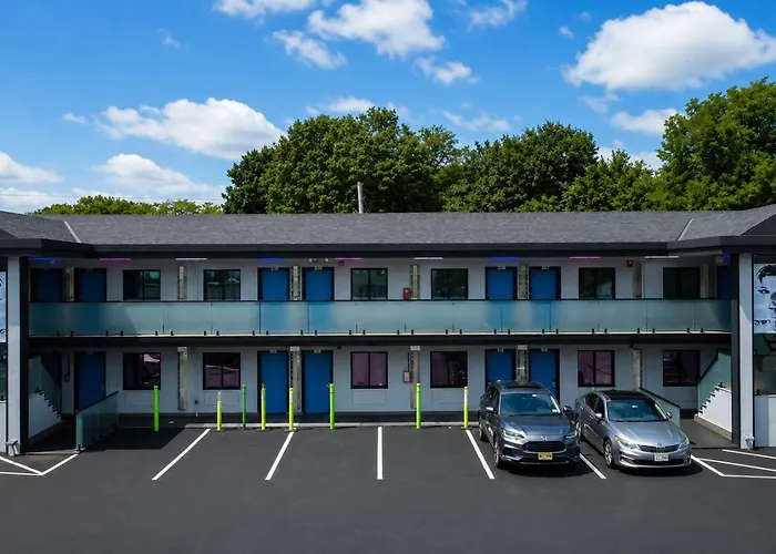 Hotel Opus Bronx Near Bay Plaza Mall New York